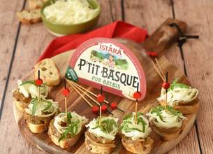 Tapas au Petit Basque, oignons caramélisés et roquette