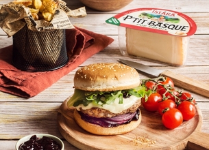 Burger de veau, confiture de cerises noires et P’tit Basque