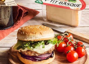 Burger de veau, confiture de cerises noires et P’tit Basque