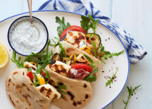 Pitas gourmandes au Halloumi AOP Salakis et légumes croquants