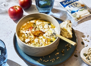 Crème de feta Salakis et compotée de pêche, graines et pistaches