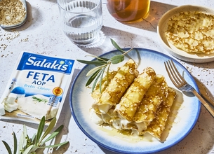 Mini crêpes roulées à la crème de feta et miel, graines de sésame