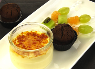 Crème brûlée, moelleux au chocolat et brochette de fruits