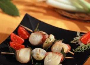 Brochettes de mozzarella au lard fumé