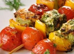 Brochettes de porc aux petits légumes, crème de pois chiches