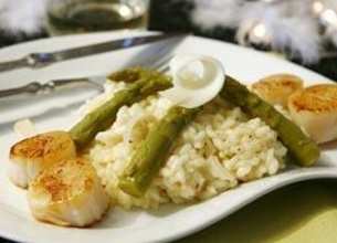 Brochettes de saint-jacques et risotto aux asperges vertes