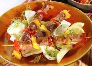 Brochettes de saucisses de veau salade de fenouil cru