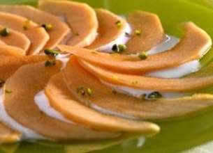 Carpaccio de melon sur un lit de yaourt miellé