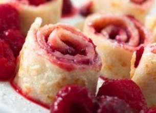 Crêpes à la crème de framboises et aux macarons