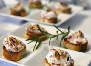 Crostini à la crème ricotta, tomates confites et pignons de pin
