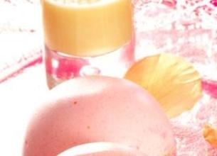 Dôme de mousse framboise, Cœur de panna cotta et Crème à la rose