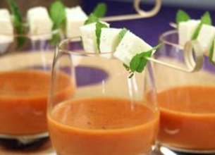 Gaspacho tomates et fraises, brochettes fromage de brebis et menthe