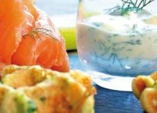 Gaufrettes aux petits légumes et saumon à la crème d'aneth