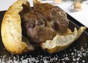 Gigot d'agneau de lait en croûte de sel