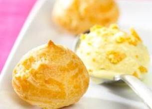 Gougères épicées, glace curry emmental