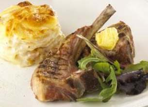 Gratin au camembert et côtes d'agneau