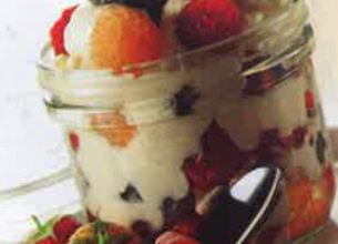 Méli mélo de fruits rouges à la crème