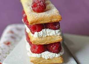 Millefeuilles de framboises, mousse à la crème légère Bridélice vanillée