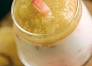 Mousse aux morceaux de fraises, compotée d'ananas