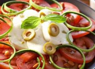 Mozzarella et tomates au pesto de courgettes