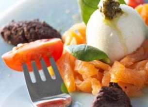Nid de saumon fumé et Mozzarelline au pesto et tapenade
