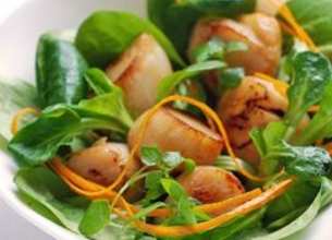 Noix de Saint-Jacques poêlées et salade de mâche à l’orange et gingembre