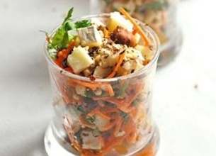 Petite salade de carottes râpées aux noix et Bûche de chèvre