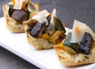 Petites tartines de légumes et fromage