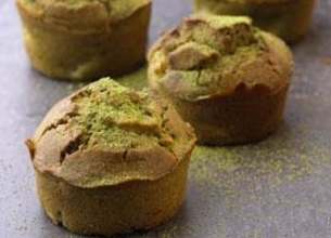 Petits cakes au thé matcha et aux pêches