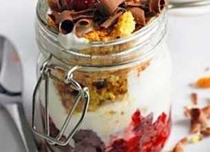 Petits pots au yaourt, framboises, biscuits et copeaux de chocolat 