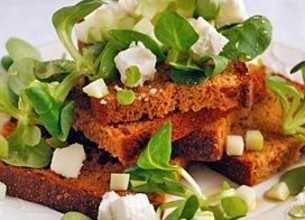 Petits toasts de pain d’épices au fromage de chèvre, mâche et pommes