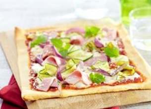 Pizza au jambon, mozzarella et copeaux de courgettes