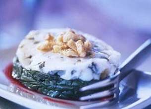 Roquefort en croûte de noix aux épinards et jus de betterave Roquefort en croûte de noix aux épinards et jus de betterave