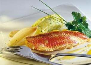 Rouget à la peau, échalotes rôties et Rattes aux herbes