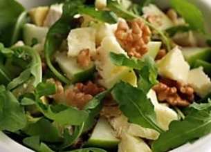 Salade au Coulommiers, à la roquette et aux noix 