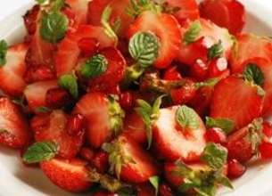 Salade de fraises aux grenades et à la menthe