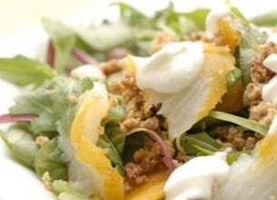 Salade de haddock en chaud froid, crumble de pain d'épices
