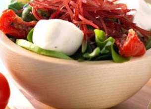 Salade de roquette et bocconcini à la viande séchée et avocat