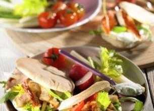 Salade de veau à l'origan pita et légumes croquants