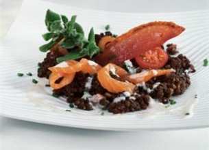 Salade tiède de lentilles au saumon, vinaigrette de yaourt