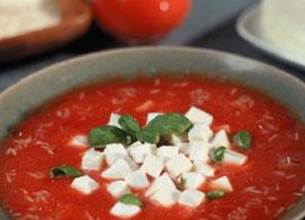 Soupe de tomates à la mozzarella