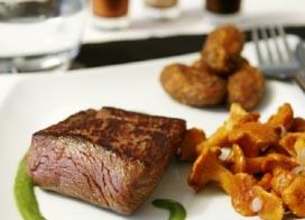 Steaks d'autruche aux girolles et crème de persil