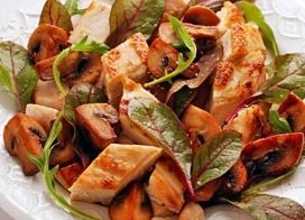 Suprême de poulet à la crème et aux champignons de Paris