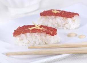 Sushis de boeuf, crème citronnée et soja