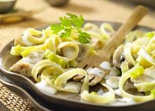 Tagliatelles au blanc de volaille, poireaux et sauce Rondelé aux Noix