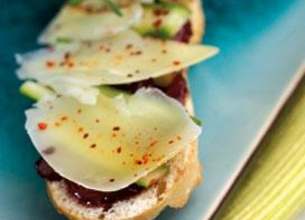 Tartine chutney fraise, asperges vertes et Beaufort 