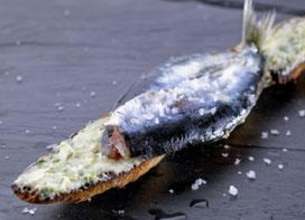Tartine de sardine au beurre de roquette et tartare de poivron