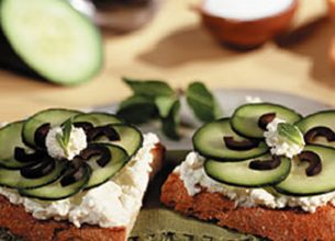 Tartines de Ricotta au Concombre et aux Olives