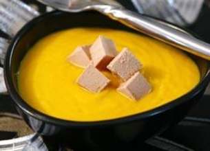 Velouté de potimarron aux épices douces et dés de foie gras