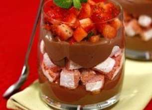 Verrine aux fraises, biscuits roses et crème chocolat